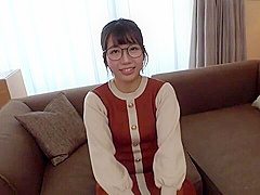 清楚系メガネ美女がキスでとろけて淫らな欲望を開放して艶やかさ増す