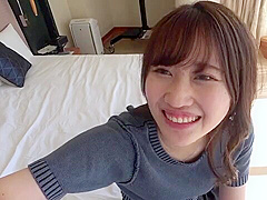 色白スレンダー女子大生はオマンコ弄られ騎乗位でチンポ抜き差し