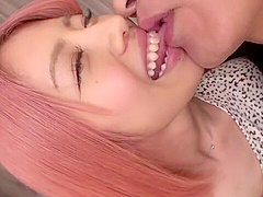 ピンクヘアのギャル系スレンダー美女が乳首舐めで快感に浸る