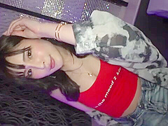 ビッチ感丸出しのグラマー巨乳美女のエッチな太ももタトゥーに興奮