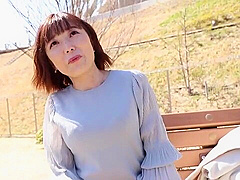 ビッチ感丸出しの四十路人妻が強めのハグとキスでウットリ