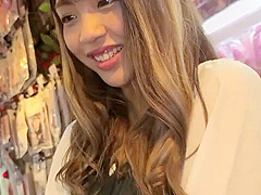 ドMの美脚美女が路地裏でパンティに電マ入れられ野外放置プレイ