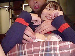 童顔M女がパイパンおまんこ全開で乳首愛撫されてキュートな恥じらい