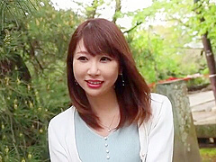 夫婦のエッチに不満の美人妻が手マンとイラマチオでビッチ感高まる